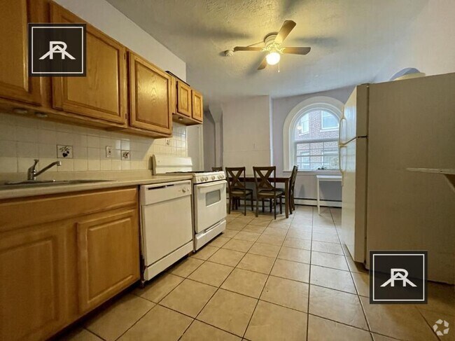 Building Photo - 4 bedroom in Brookline MA 02446 Unit 3 Rental