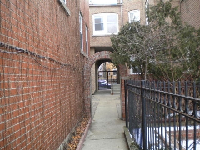 Court Yard - 6912-6914 N Wayne Ave