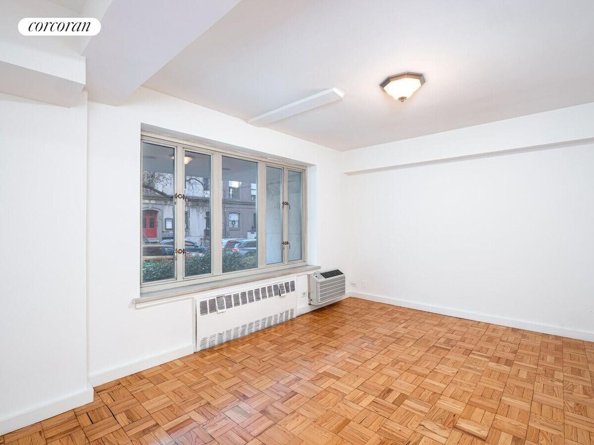 Photo - 35 E 35th St