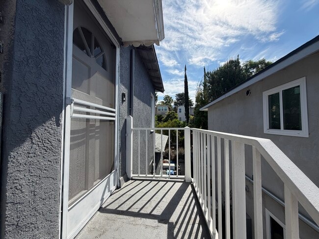 10328 Silverton Ave Unidad Upstairs