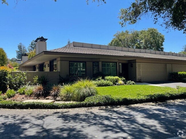 Building Photo - Luxury townhouse, close to town, easy comm...