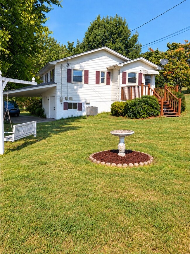 1734 Peachtree Ln