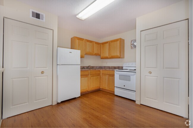 2BR, 1BA - 768SF - Kitchen