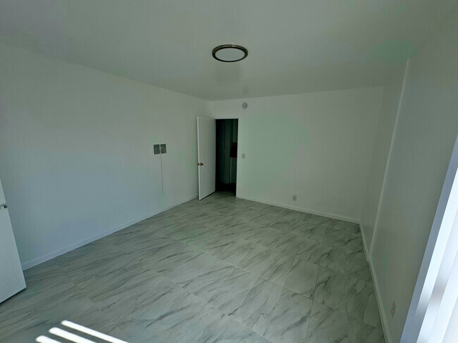 Dormitorio vacío - Churchill Apartments