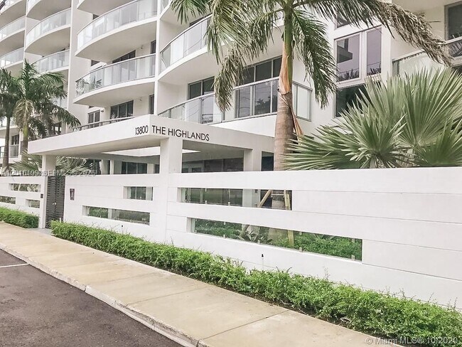Building Photo - 13800 Highland Dr Unit 209
