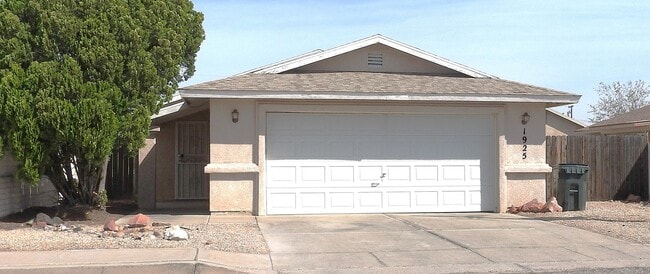 Building Photo - 3+2 Stylish, Move-In Ready Home with New Flooring and Fresh Interior