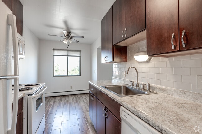 2BR, 1BA - 815SF - Kitchen and Dining