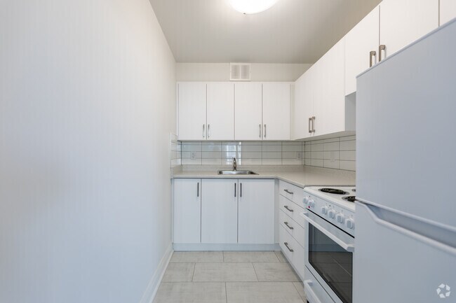 BACHELOR - 400SF - Kitchen