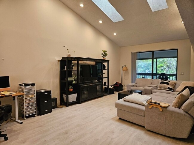 Building Photo - 7976 La Mirada Dr