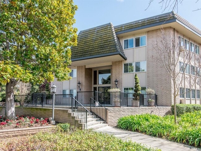 Heart of downtown Los Altos, walk to every... - Heart of downtown Los Altos, walk to every... House