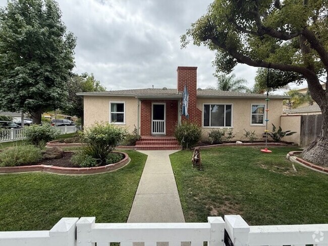 Building Photo - SPACIOUS 3 BEDROOM / 1.5 BATH HOME IN LOS ...