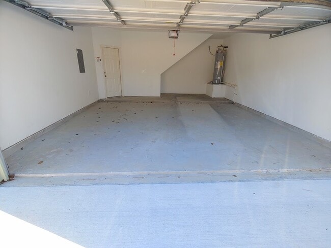 Garage, extra large with storage - 4926 Weeping Willow Rd Unit E