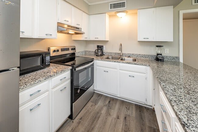 3BR, 1.5BA - 1,006SF - Kitchen