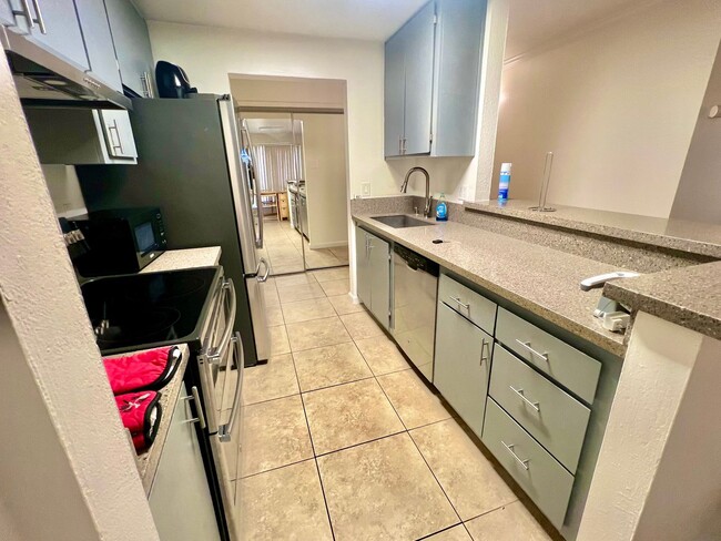 Photo - 2B2B - Prime Westlake Location Spacious Corner-unit Condo