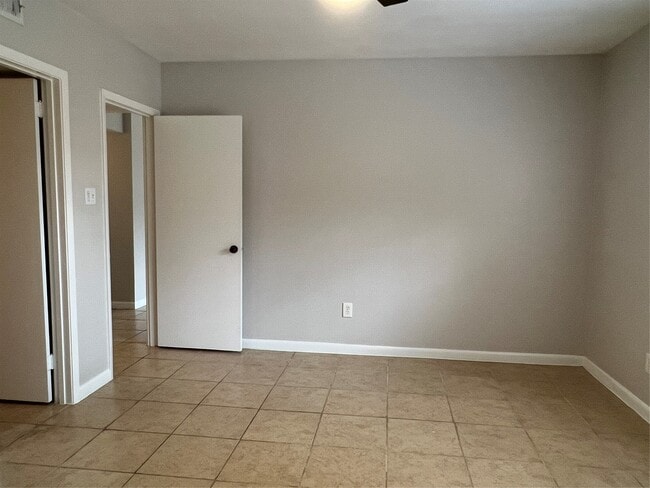Building Photo - 2824 Briarhurst Dr Unit 9