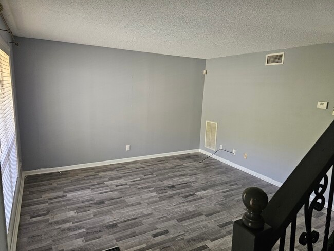 Photo - 975 Surry Ln