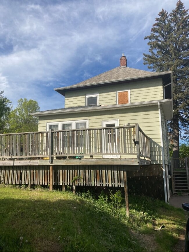 Photo - AVAILABLE JUNE - 4 Bed 1.5 Bath Spacious Home