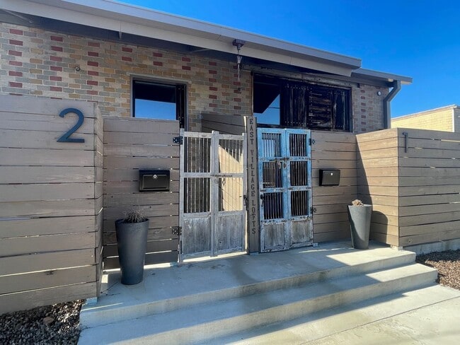 Building Photo - 1020 E 6th St Unit 2