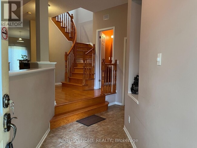 Photo - 270 Deercroft Ave