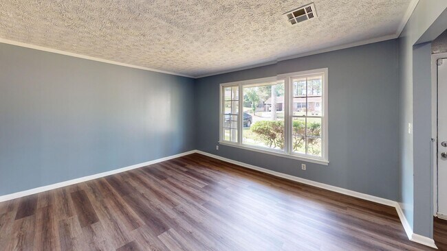 103 Woodley Ave