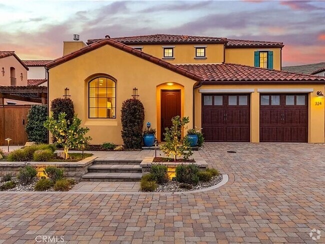 Building Photo - Beautiful Spacious Home in the Tuscano Com...