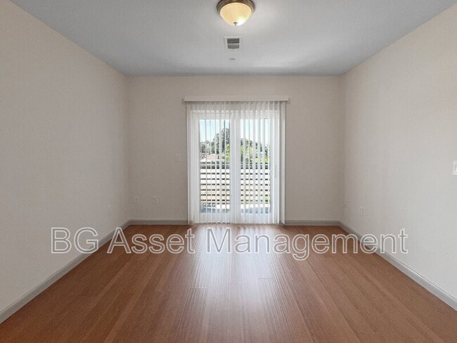 Building Photo - 1459 MacArthur Blvd Unit 25