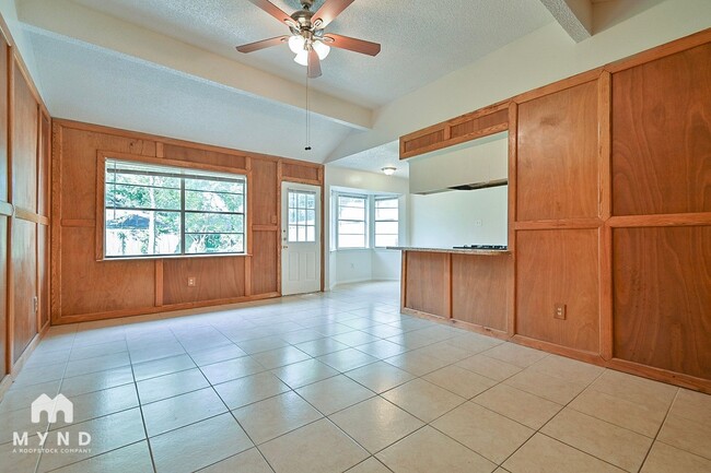 Photo - 712 Meadowglen Dr