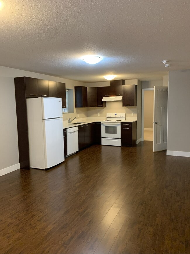 Building Photo - 2882 160 St Unit 2882 BSMNT