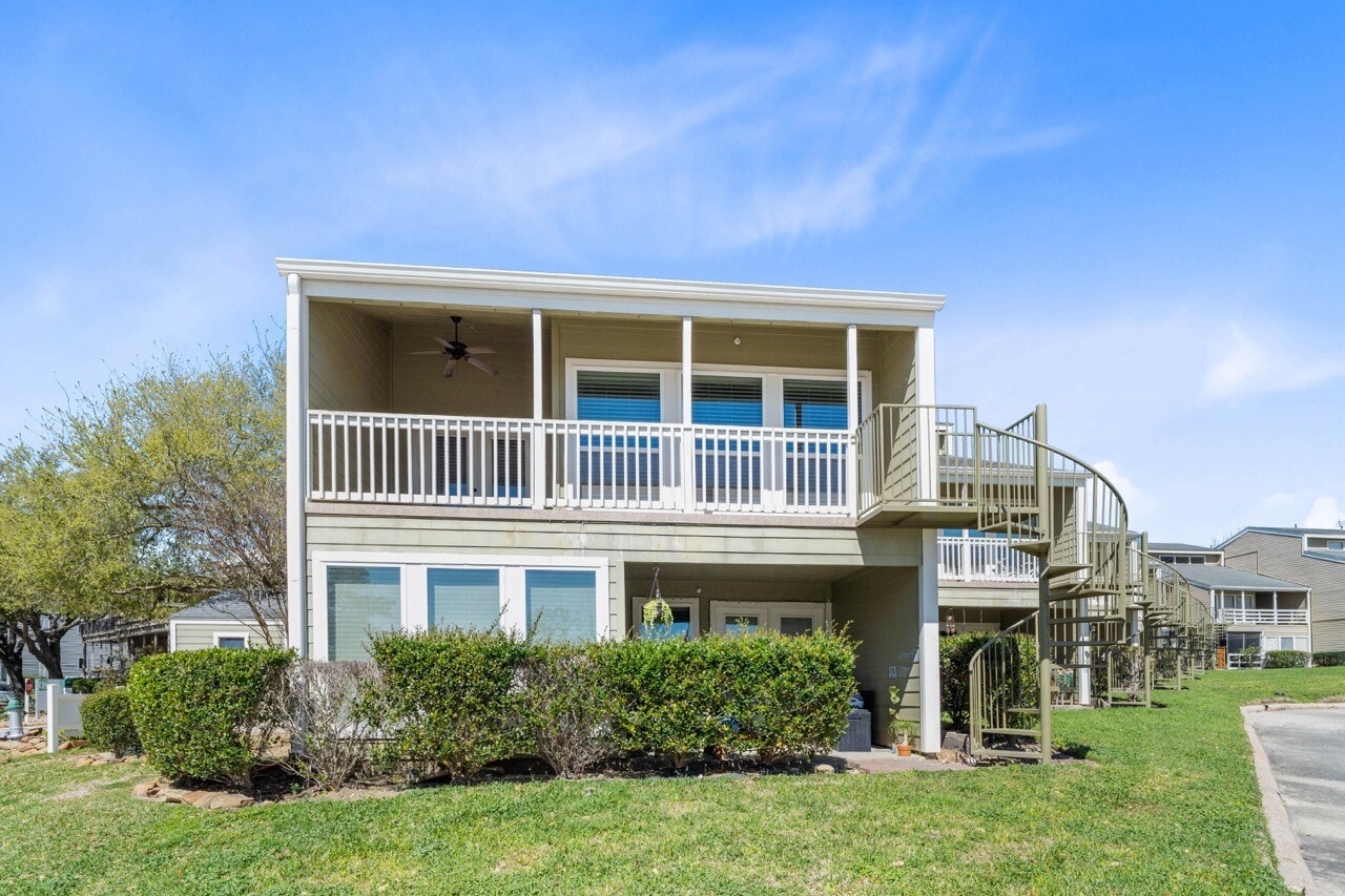 Photo - 30 April Point Dr S