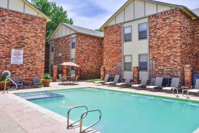 Sagewood Pool - Sagewood Apartments