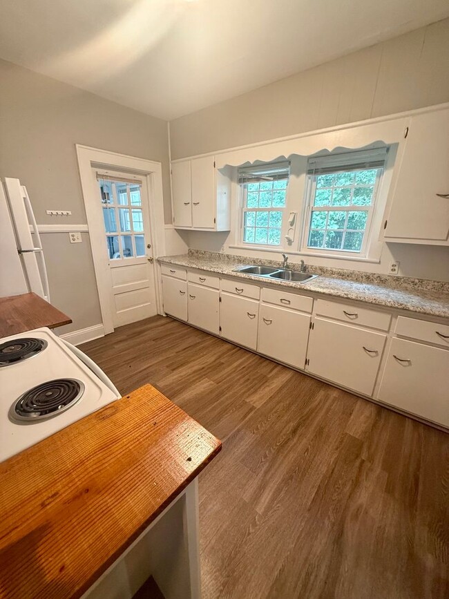 Photo - 3 bedroom, 1 bath house in Burlington