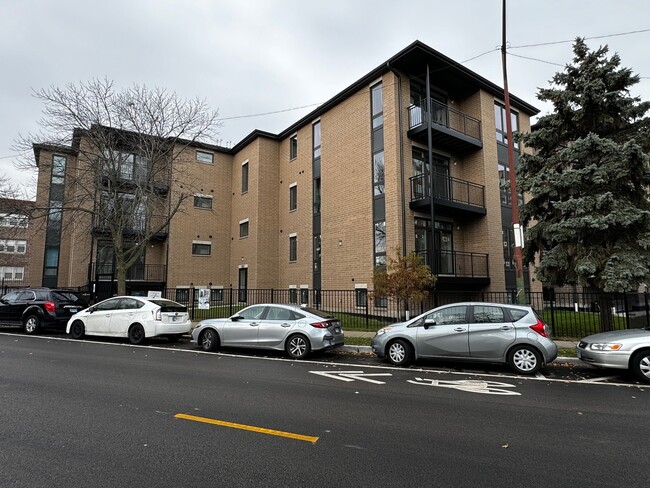 Building Photo - 7428 N Rogers Ave Unit 1W Rental