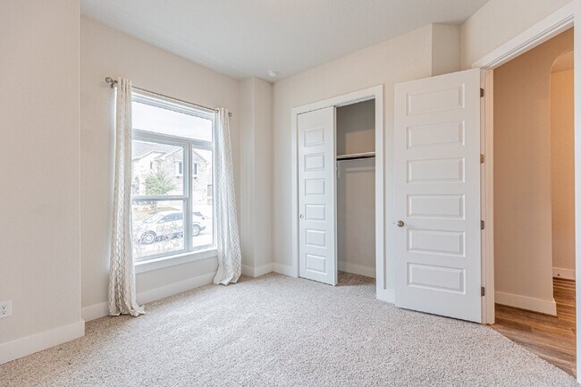 Photo - 920 Foxbrook Way