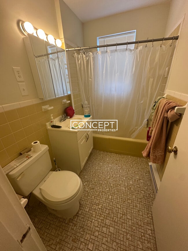 Building Photo - 402 Highland Ave Unit 4B