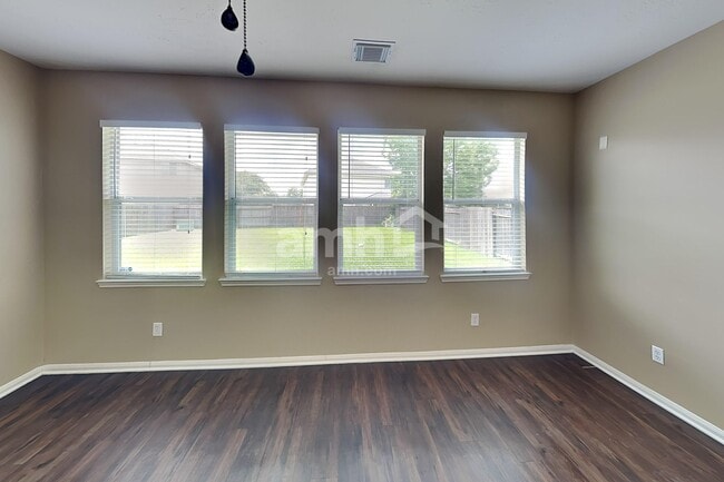 Photo - 1927 Makenna Ln
