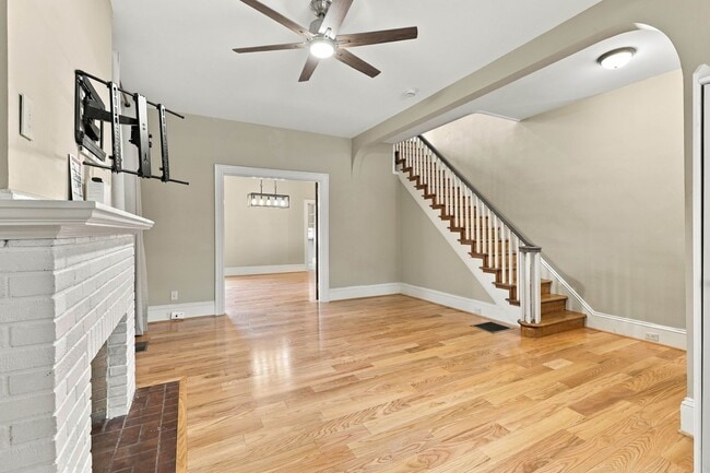 129 E Clay St