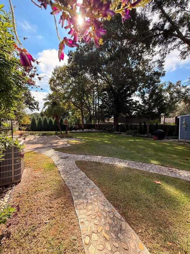 Photo - 300 E Kingswood Dr