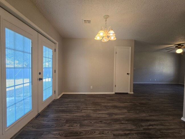 Photo - 3 Bedroom 2 Bath home in Shawnee!