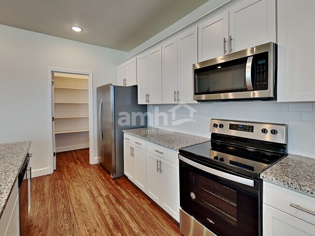 Photo - 1369 White St