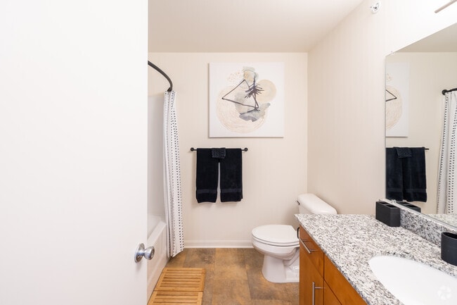 2BD, 2BA - 960SF Bathroom
