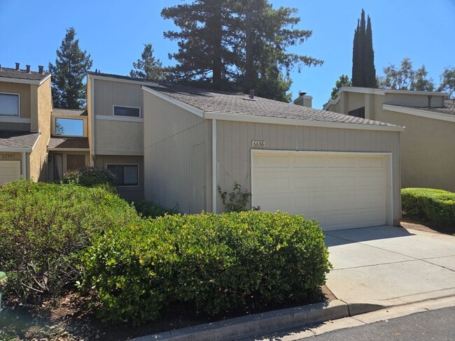 Building Photo - Nice and Spacious 2 Story End-Unit Townhom... Rental