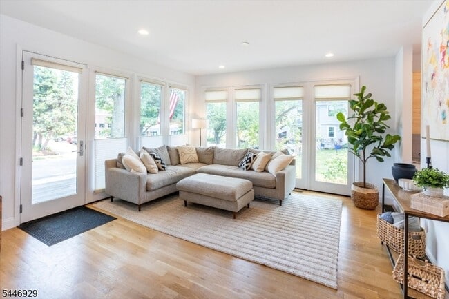 Photo - 8 Willard Pl