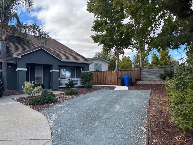 Building Photo - Terrific detached 2/2 Unit with full Priva...