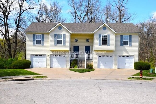 Building Photo - 3 bedroom Duplex with unique floor plan for rent in the Northland