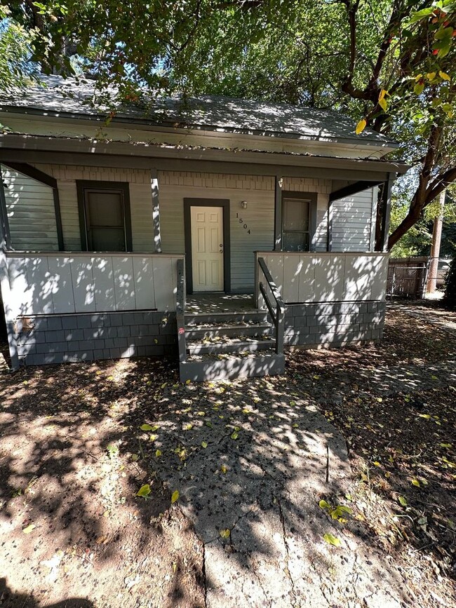 Building Photo - 1504 W 5th St Rental
