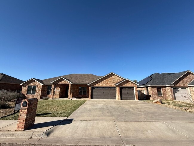 Building Photo - 4 Bed Brick Home! Parkview School District...