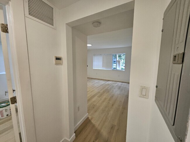 Building Photo - 557 Michigan Ave