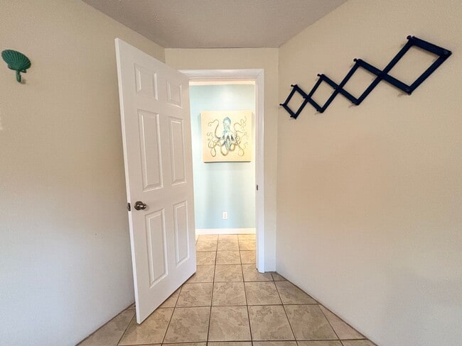 Photo - CALLING ALL SNOWBIRDS! Fully furnished apartment!