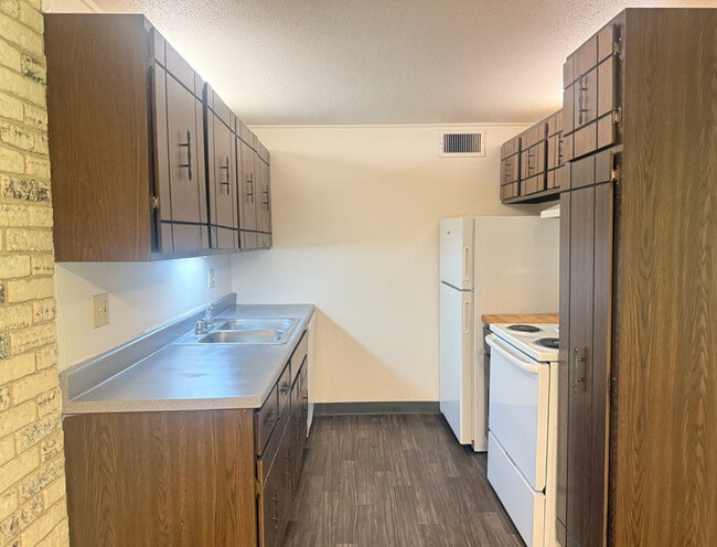 Woodbridge Manor Apartments