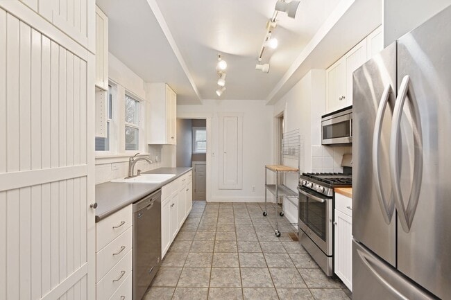 Photo - 758 N 66th St